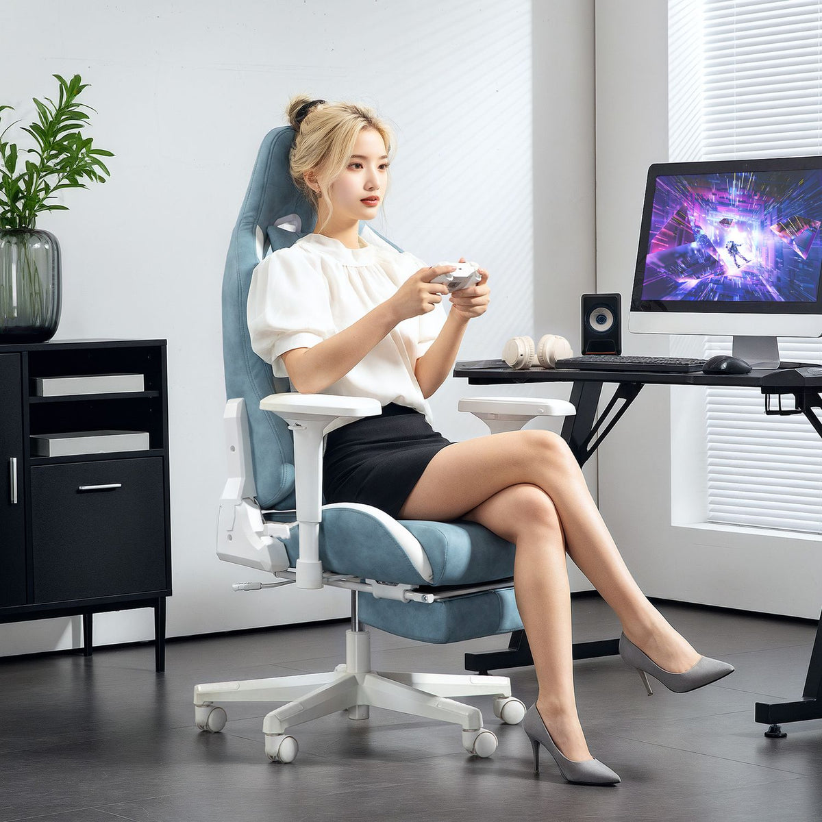 Gaming chair with reclining function, height-adjustable desk chair with head and lumbar cushions, ergonomic gaming chair with extendable footrest, artificial leather, up to 120 kg, blue