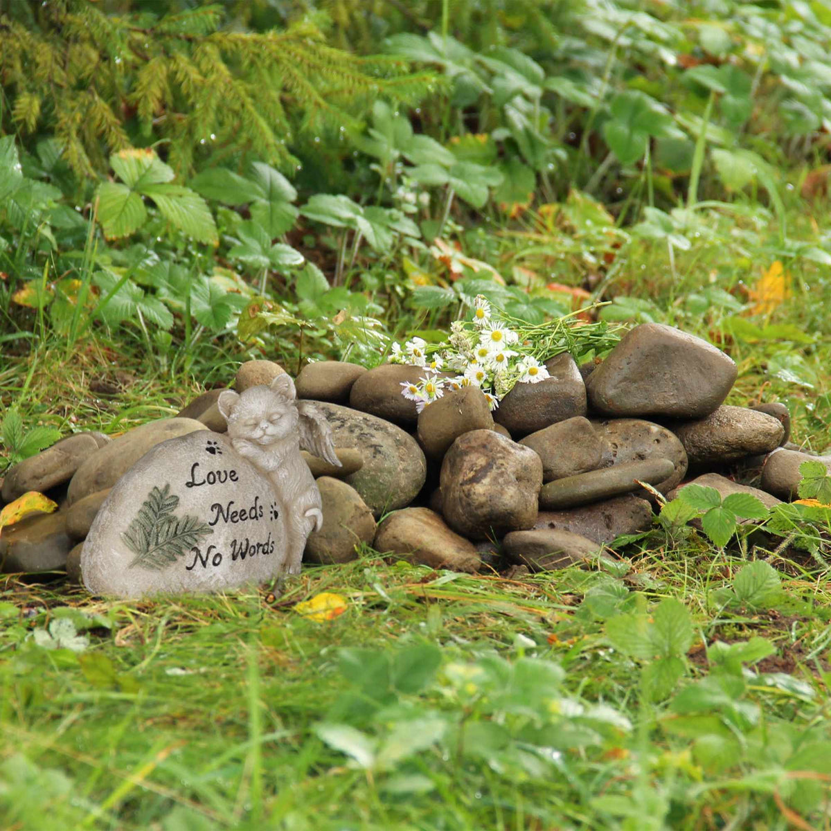 Grave decoration for cat