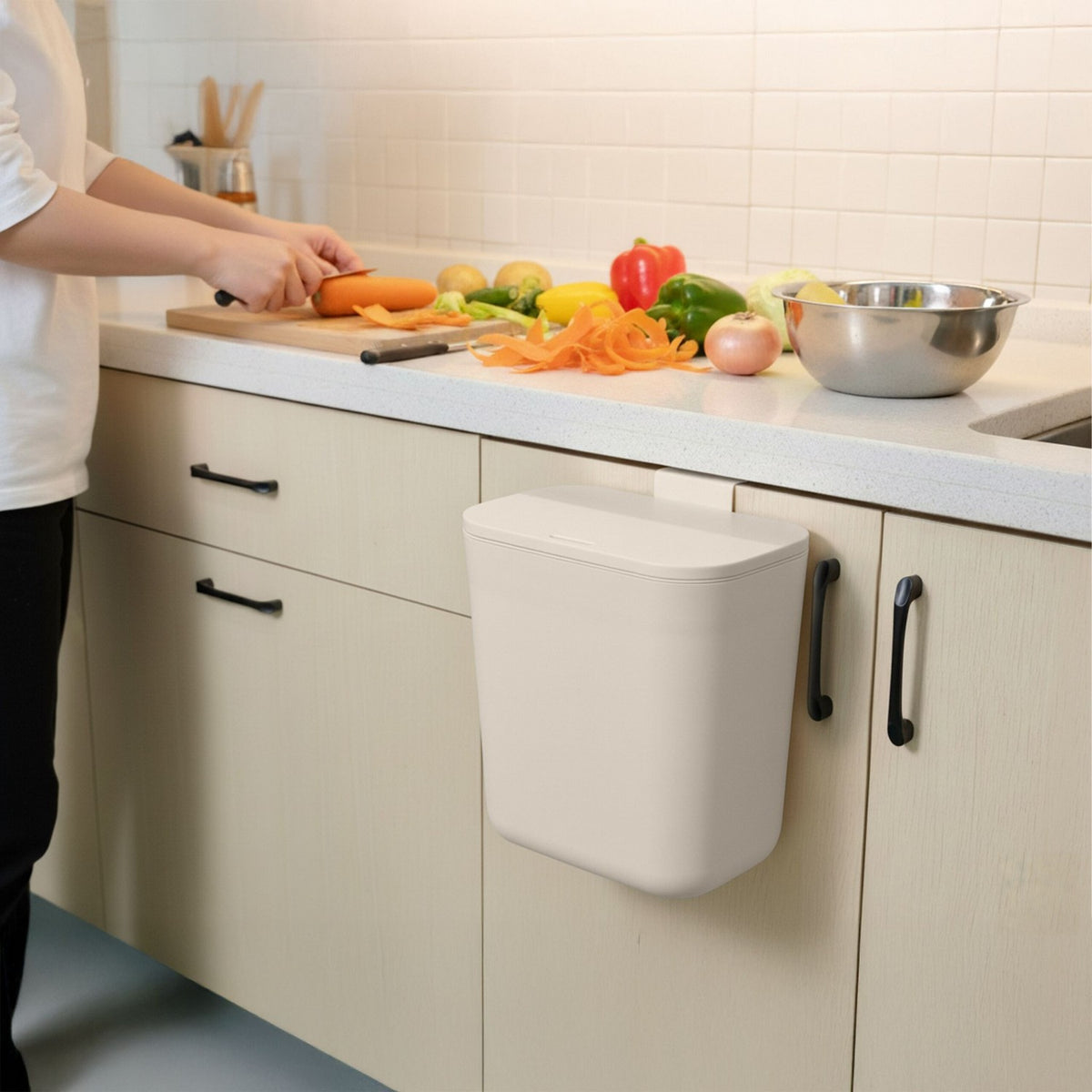 Hanging Kitchen Bin, 9L – Compact Waste Disposal