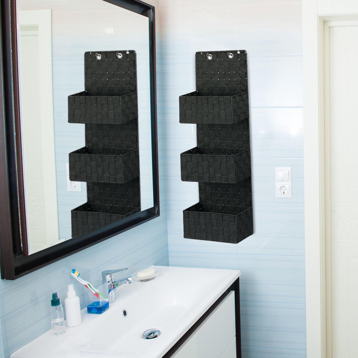 Hanging storage in fabric with 3 baskets