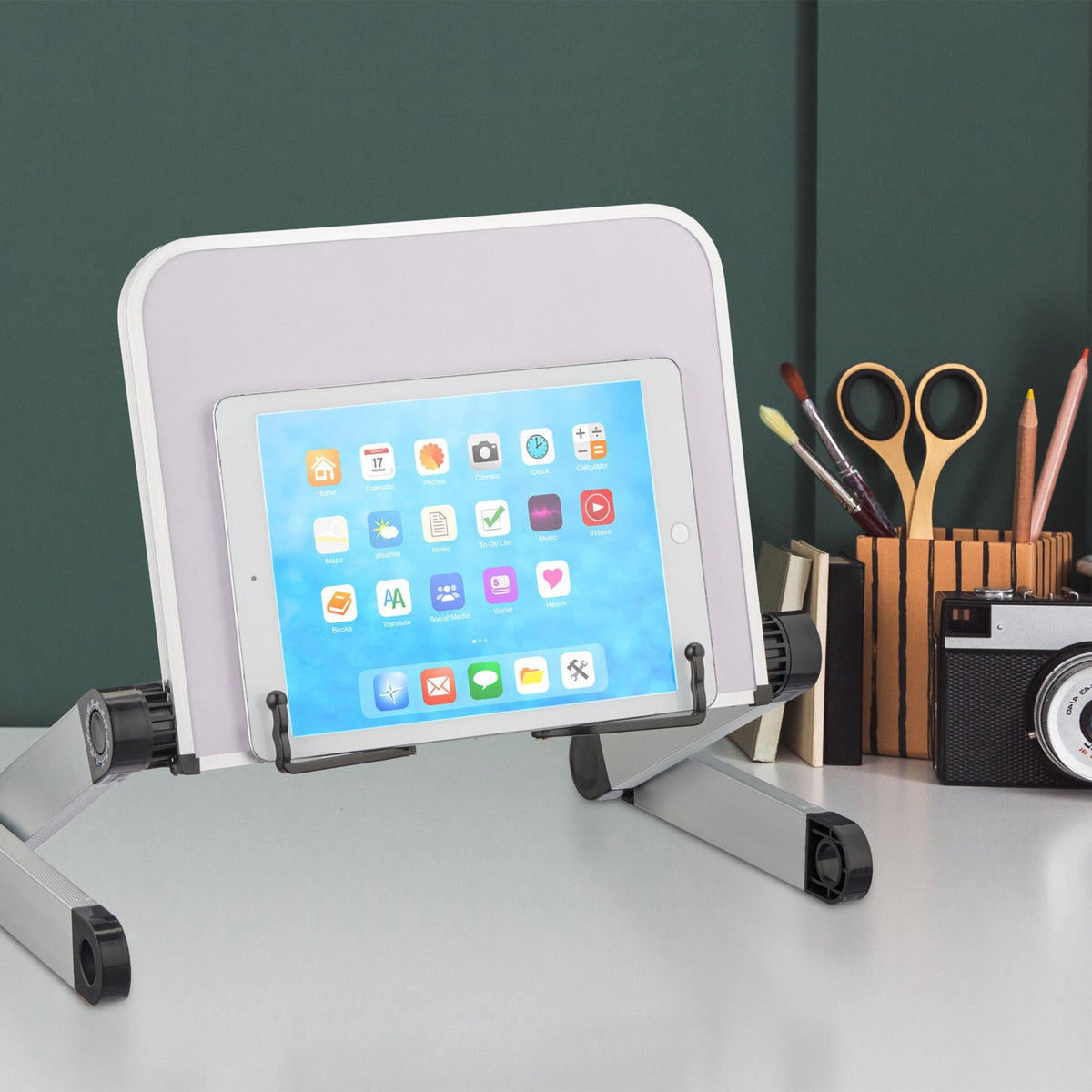 Height-adjustable bookshelf