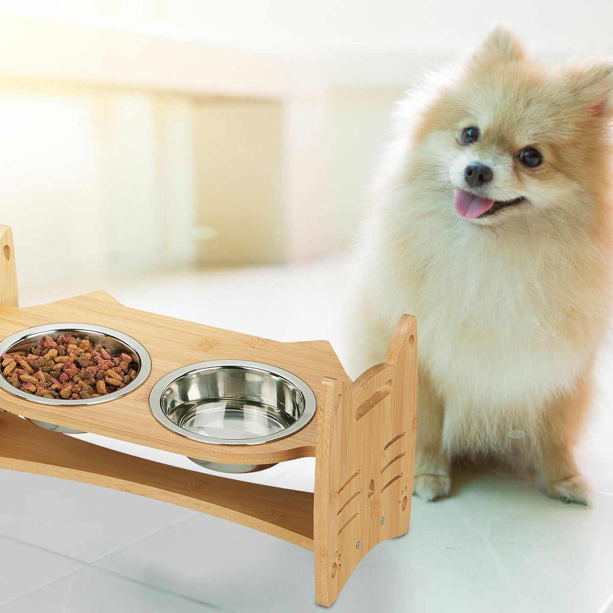 Height-adjustable feeding station for cats
