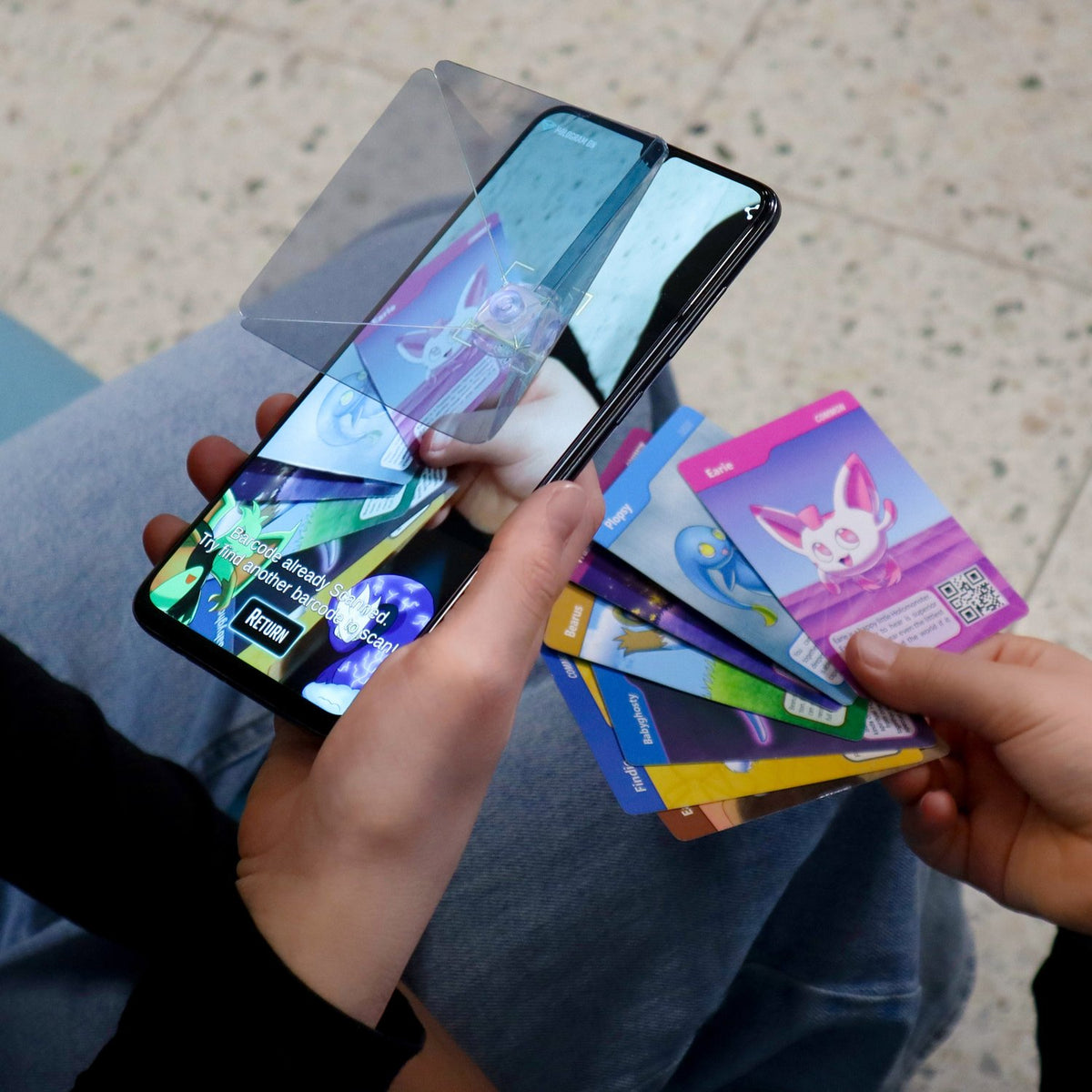 Holomonster Starter Pack: Hologram Pyramid & 3 Cards