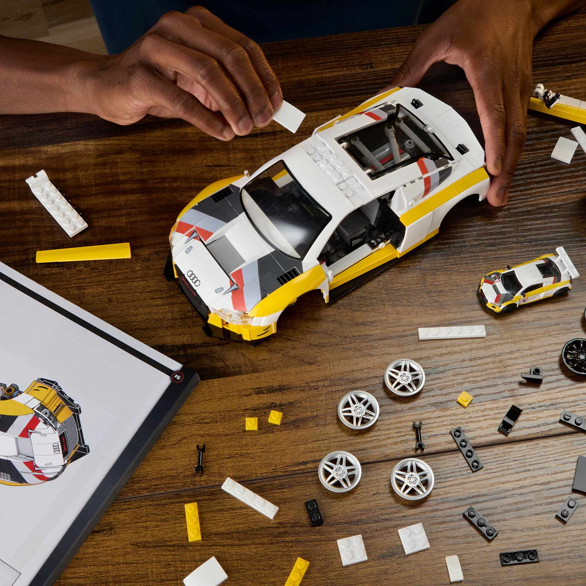 Hot Wheels Audi R8 LMS Building Set, 820 Pieces