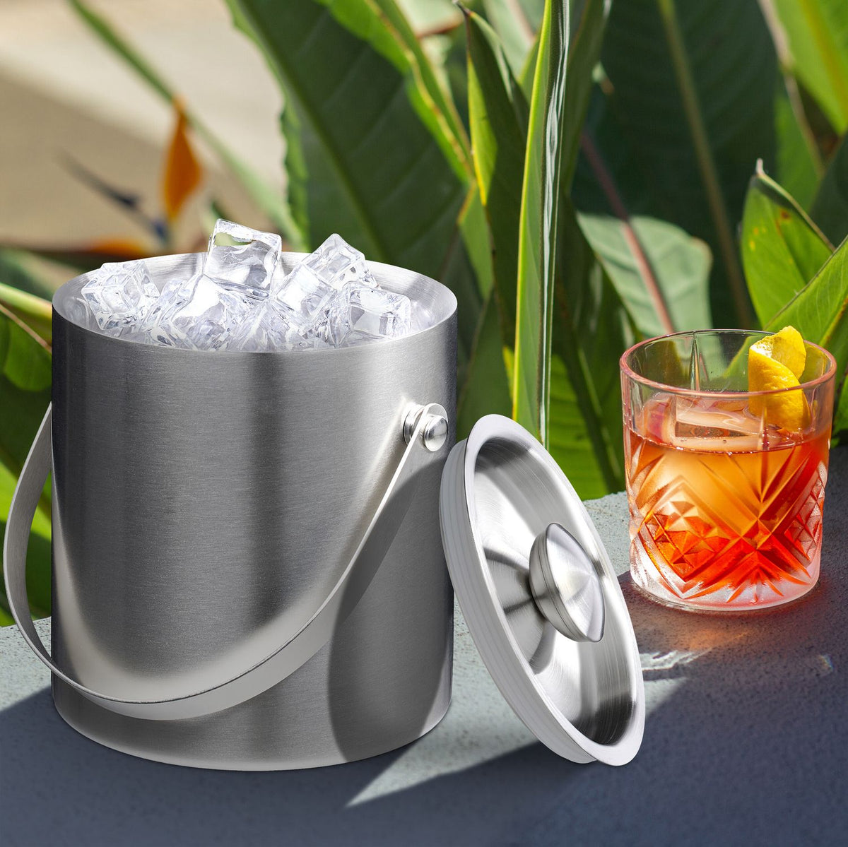 Ice cube tray with lid