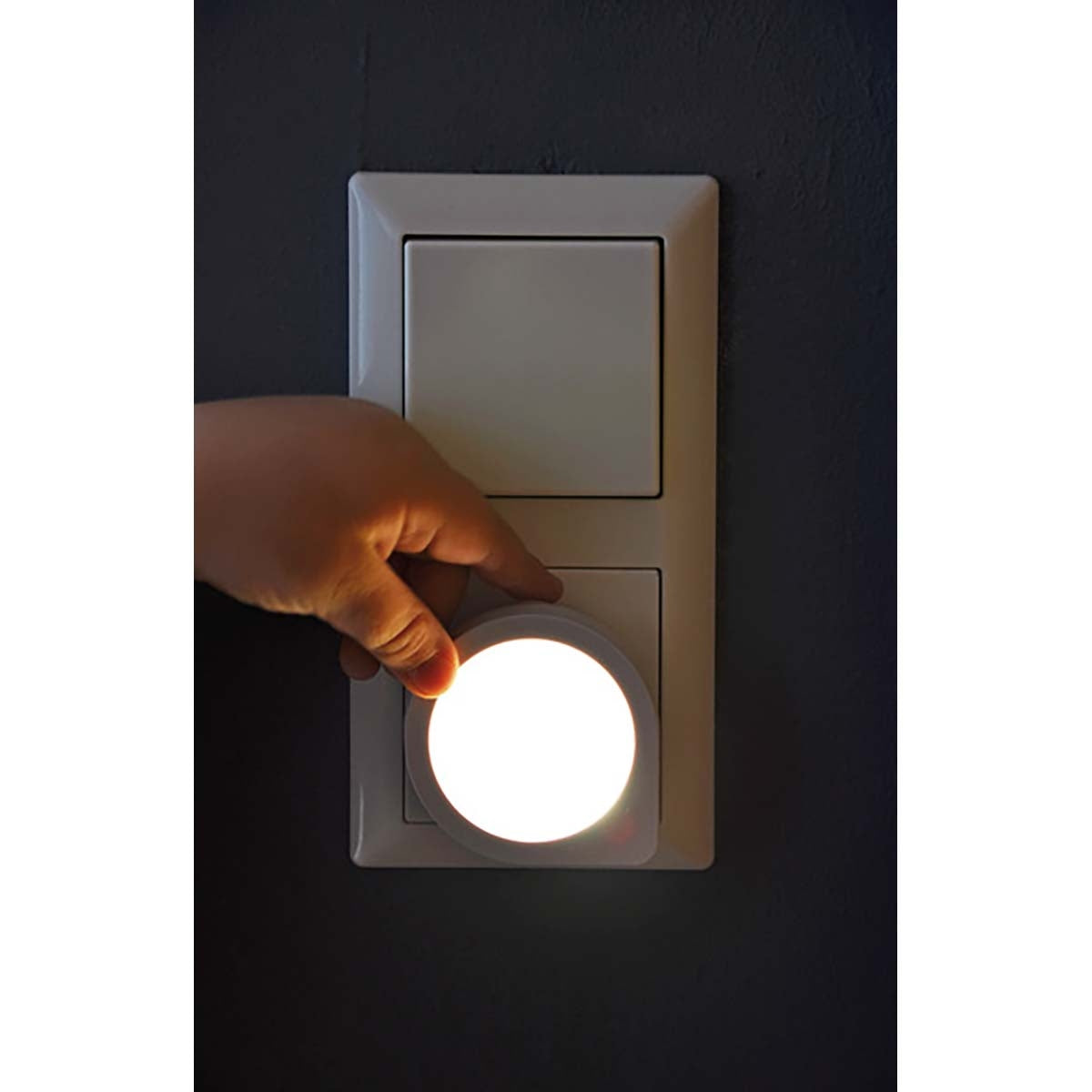 LED night light with dusk sensor / night light outlet (gentle and discreet pedestal light with extremely low power consumption)