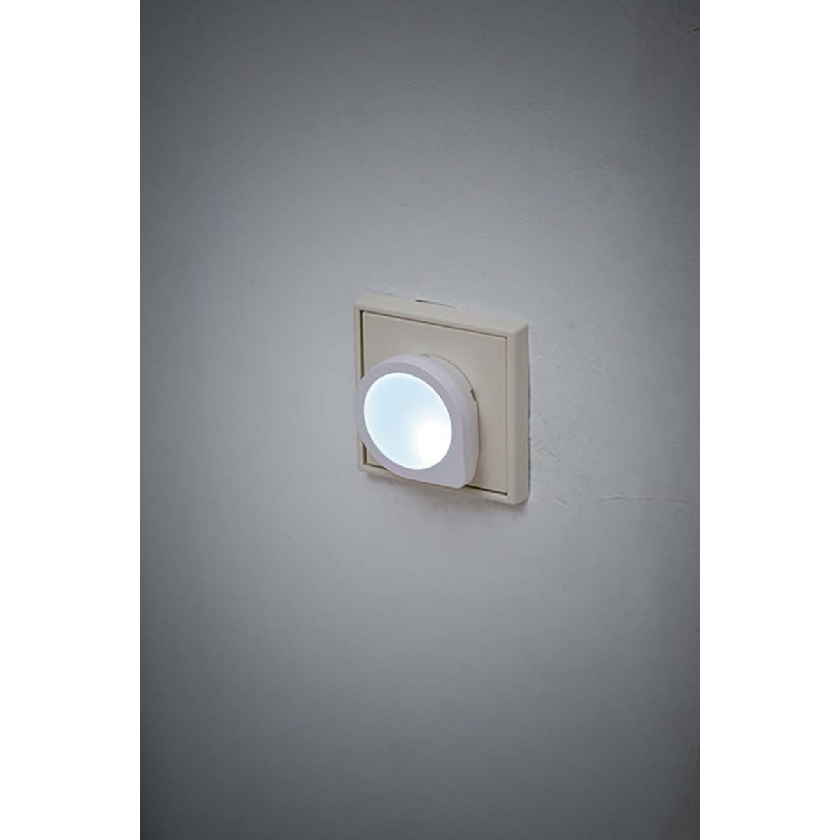 LED night light with dusk sensor / night light outlet (gentle and discreet pedestal light with extremely low power consumption)