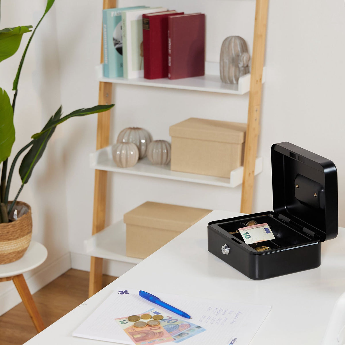 Lockable cash drawer
