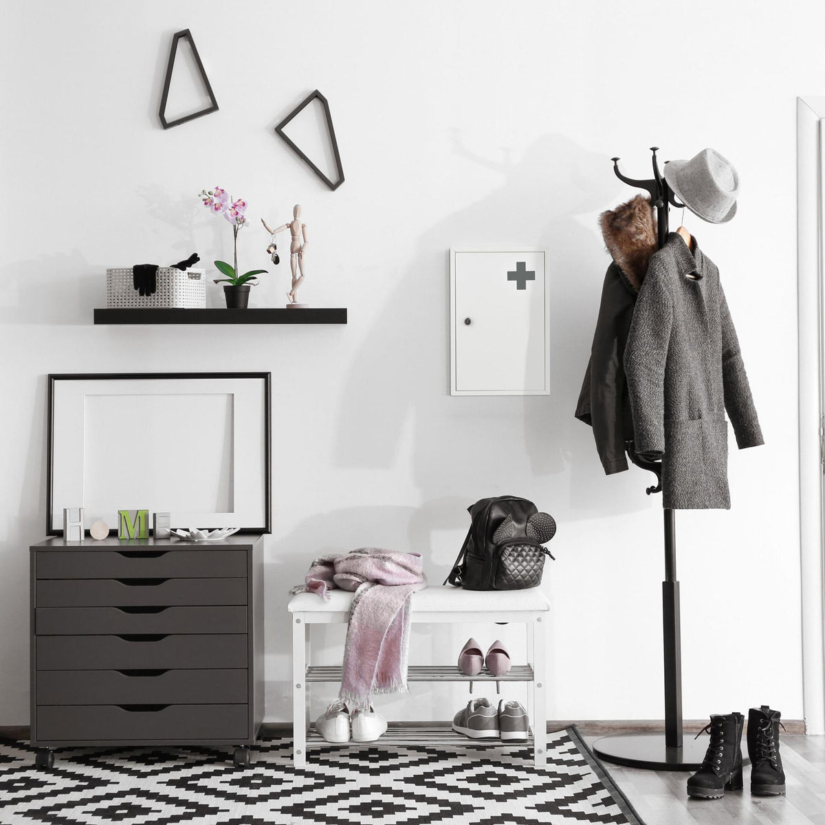 Lockable medicine cabinet