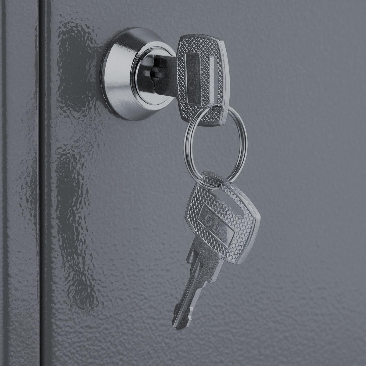 Lockable medicine cabinet