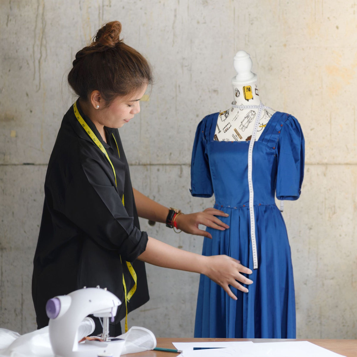 Make-up mannequin with adjustable height