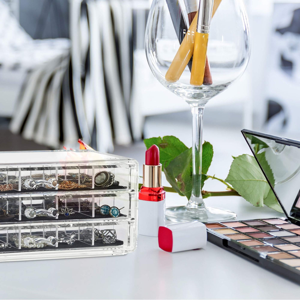 Makeup storage with drawers