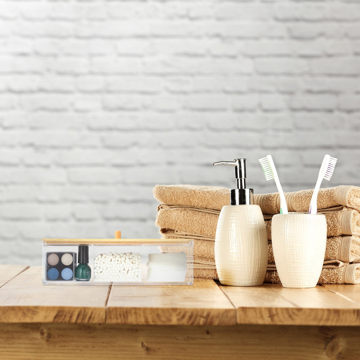 Make-up storage with lid in bamboo