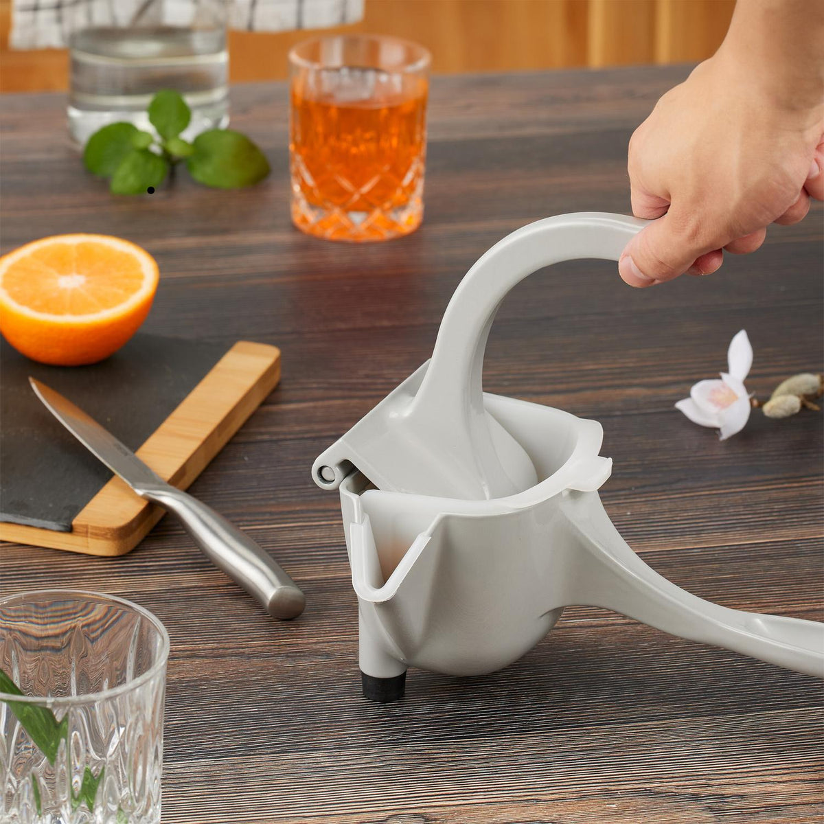 Manual lemon squeezer