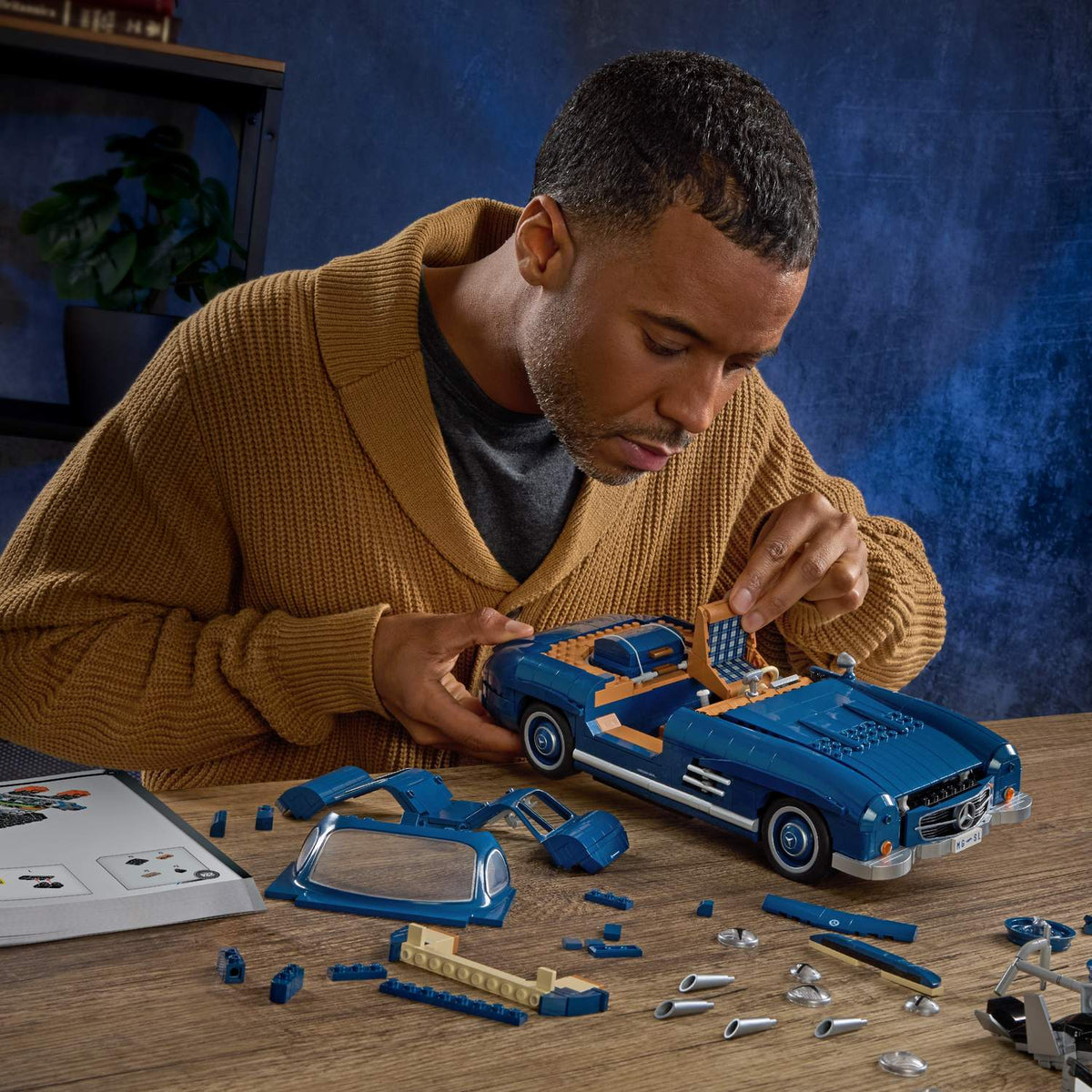 Mercedes-Benz 300 SL Model Kit, 1:12 Scale, 1600 Parts