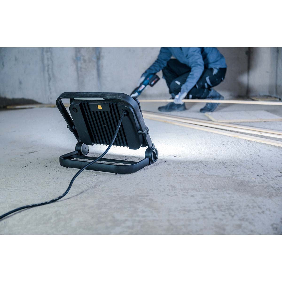 Mobile LED construction lamp JARO 14060 M / LED work lamp 100W for outside (LED floodlight with 5m cable, LED emergency lighting with 11500lm made of high-quality aluminum, dimmable, IP65)