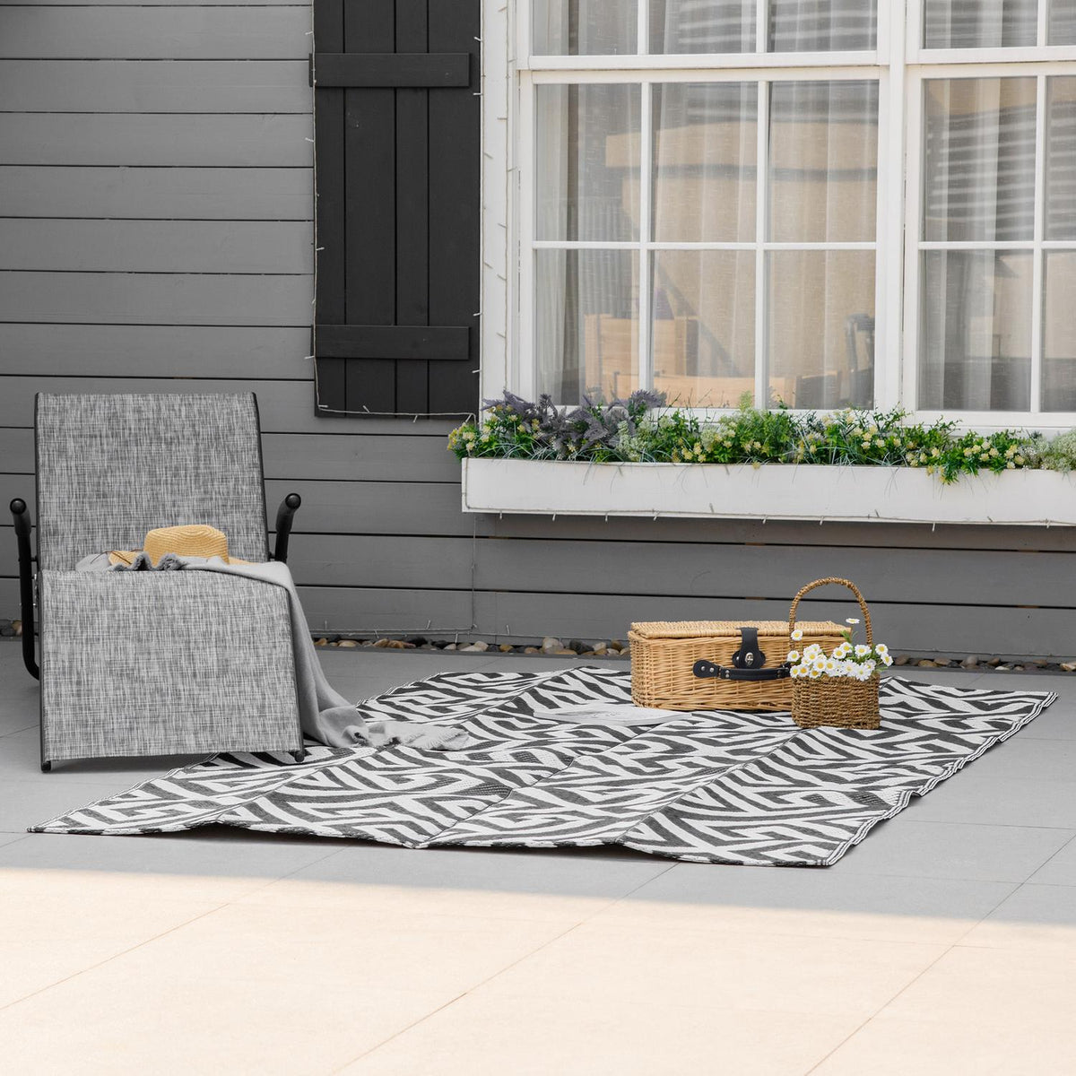 Outdoor carpet plastic carpet double-sided design water-repellent for patio balcony black white 152 x 243 cm