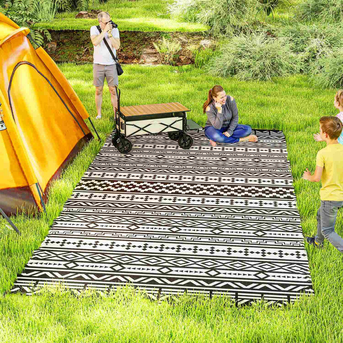 Outdoor carpet, robust weatherproof outdoor carpet, foldable carpet with boho style, outdoor carpet for living room, balcony, garden, terrace, bathroom, hallway, kitchen, 548 x 274 cm black + white