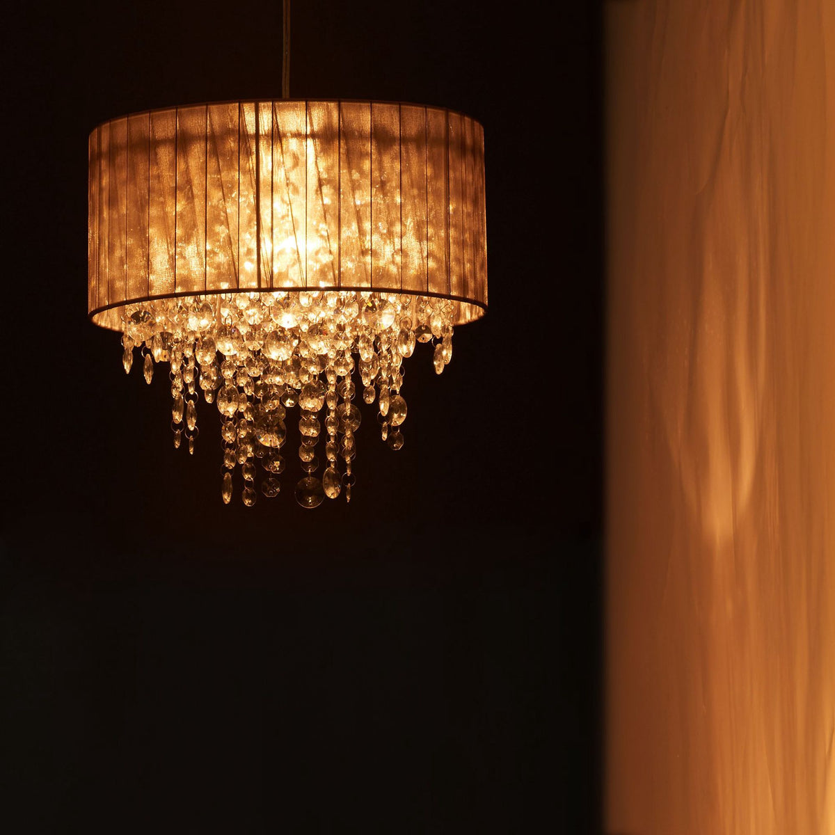 Pendant lamp with crystals