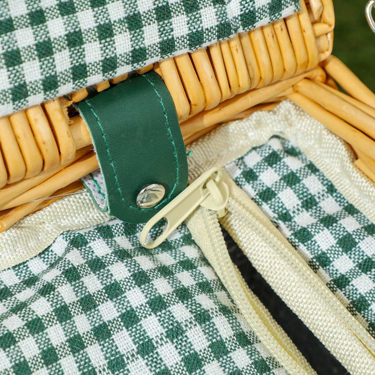 Picnic basket made of willow wood, picnic suitcase for 2 people with insulated cooler compartment, cutlery set, picnic set, complete set for camping, beach, Christmas, light brown
