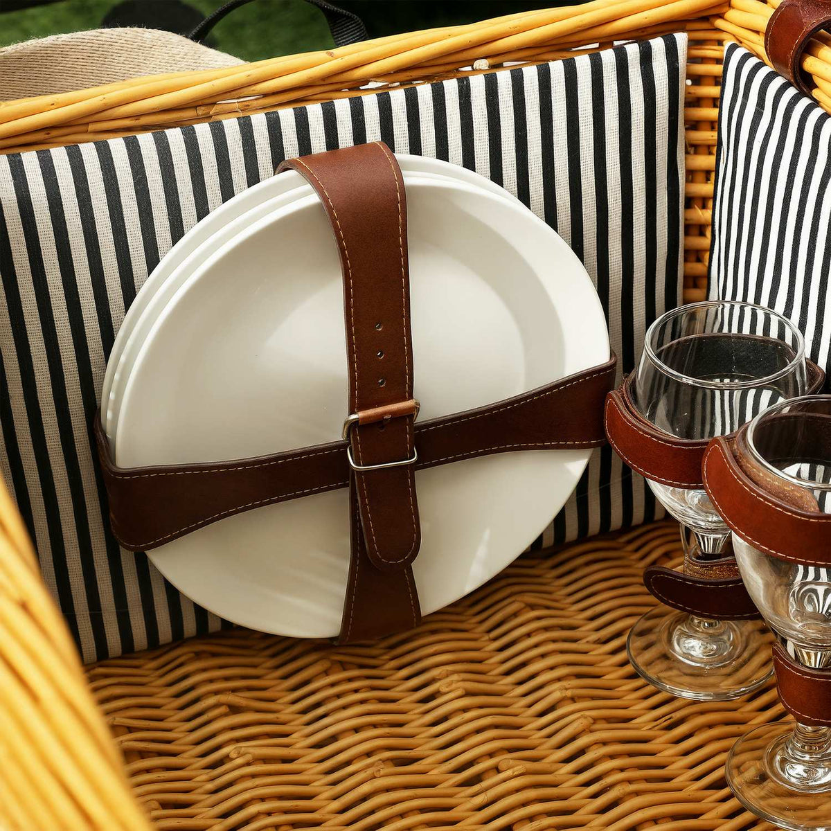 Picnic basket made of willow wood, picnic suitcase for 4 people with picnic blanket, cutlery set, bottle opener, picnic table, picnic set, complete set for camping, beach, Christmas, light brown