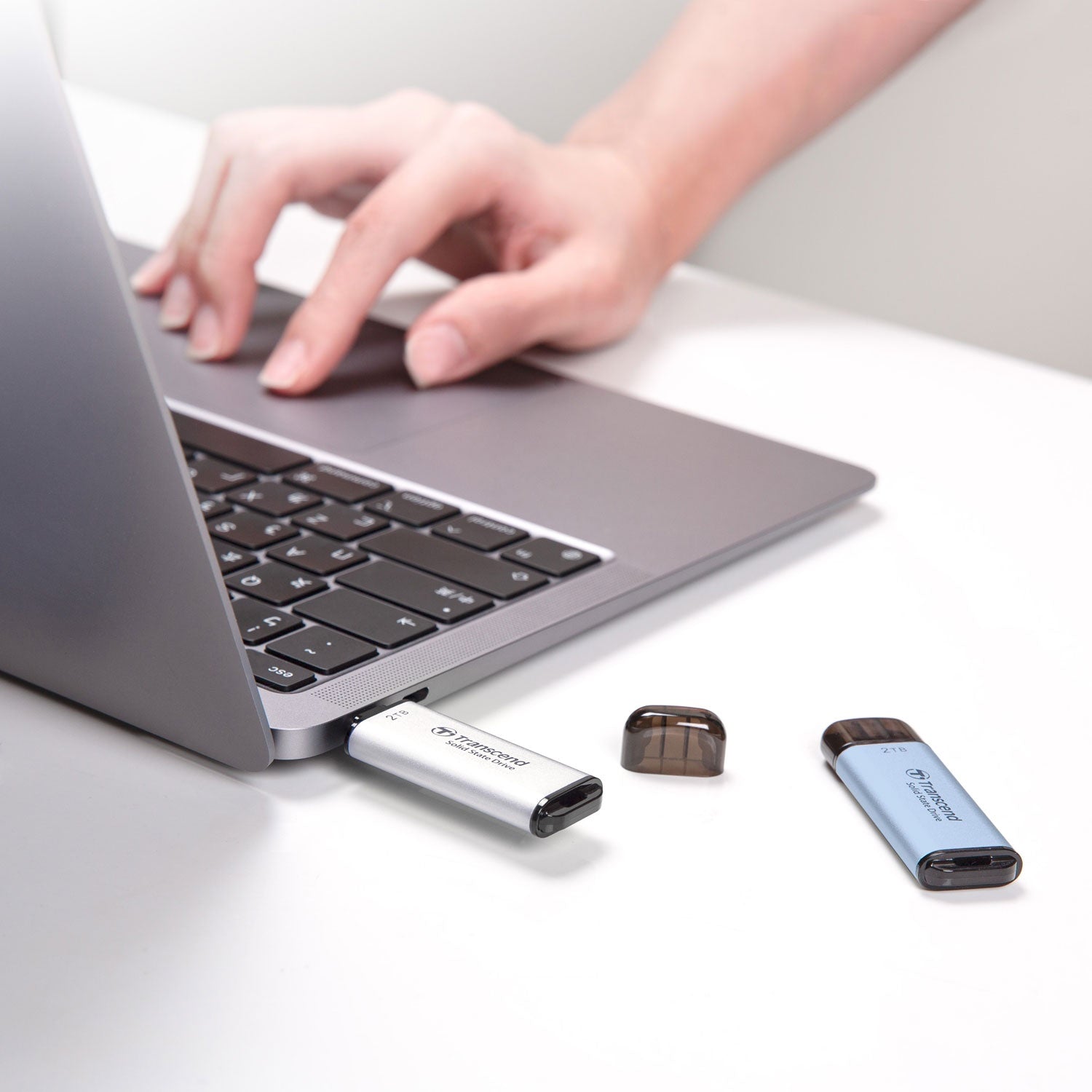 Portable Mini SSD ESD300C USB-C 2TB 10Gbps (R1050/W950 Mb/s) Silver