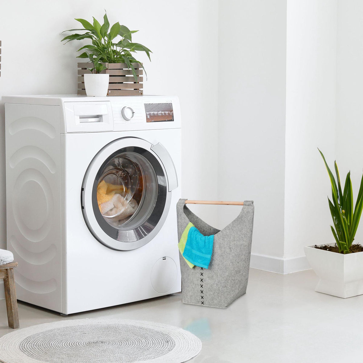Portable laundry box in felt