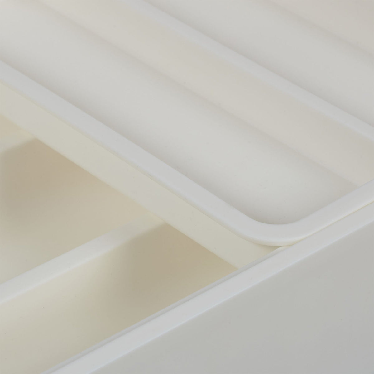 Pull-out cutlery tray