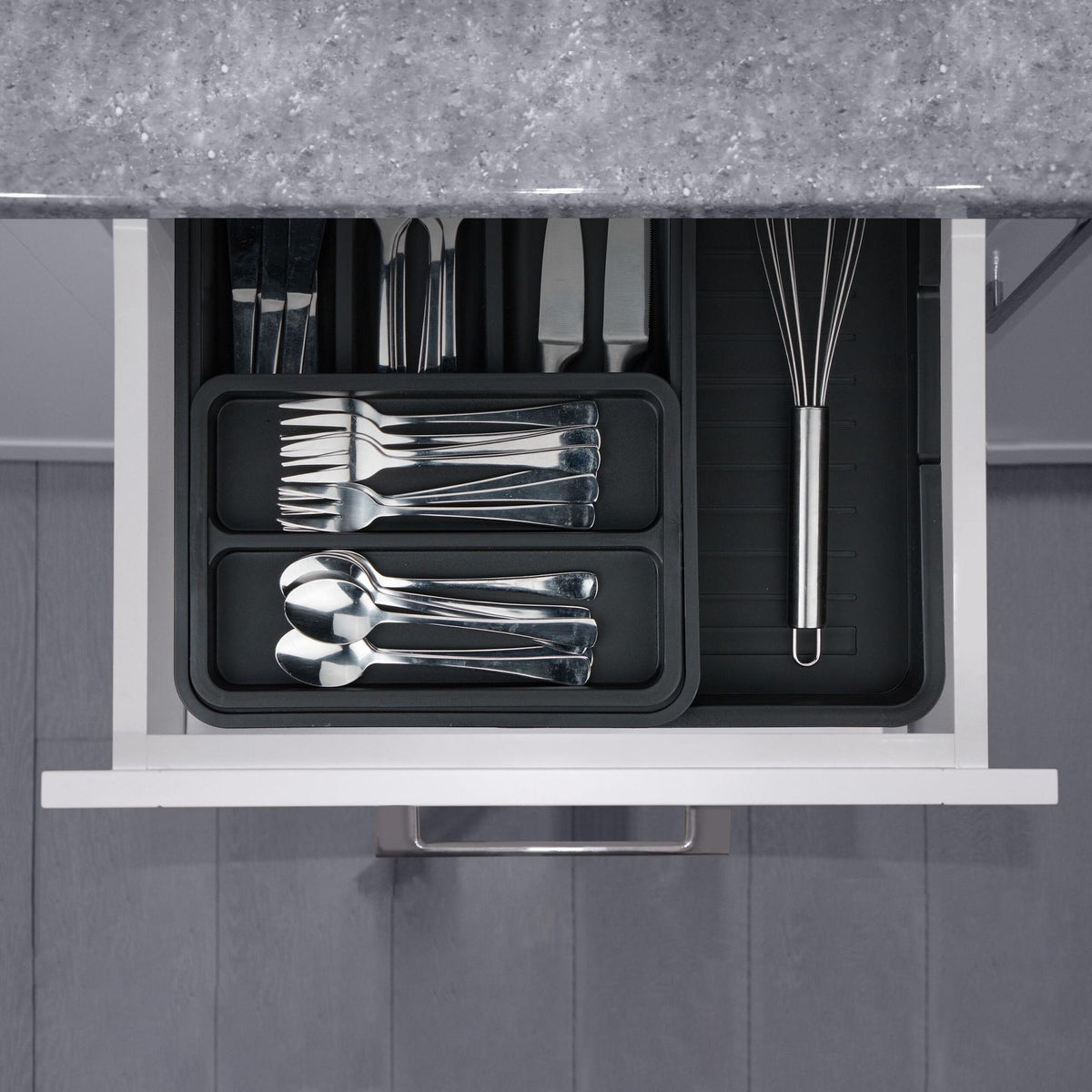 Pull-out cutlery tray in black