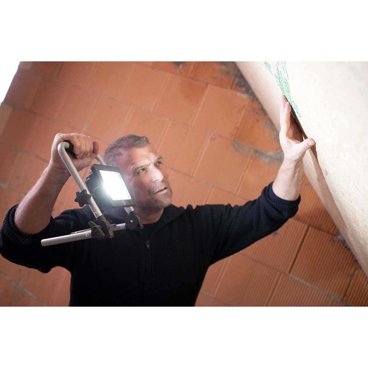 Rechargeable LED work light EL 2000 MA 20W for indoor and outdoor IP54 (workplace lighting 2150lm with 2 switching levels and power bank function, up to 6h light duration, with low battery warning, space-saving due to foldable frame)