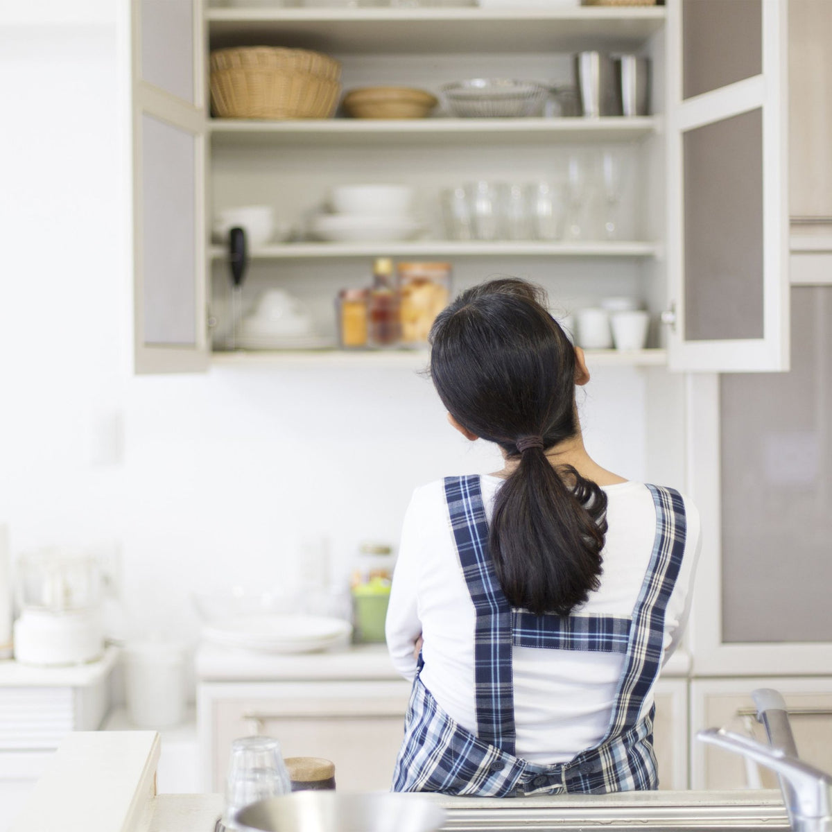 Refrigerator storage with handle