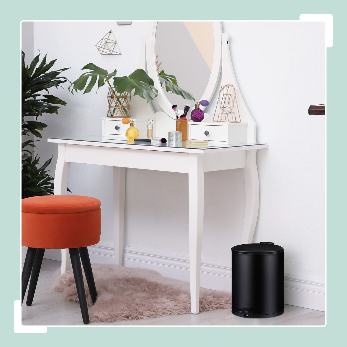 Round cosmetic container 5 l