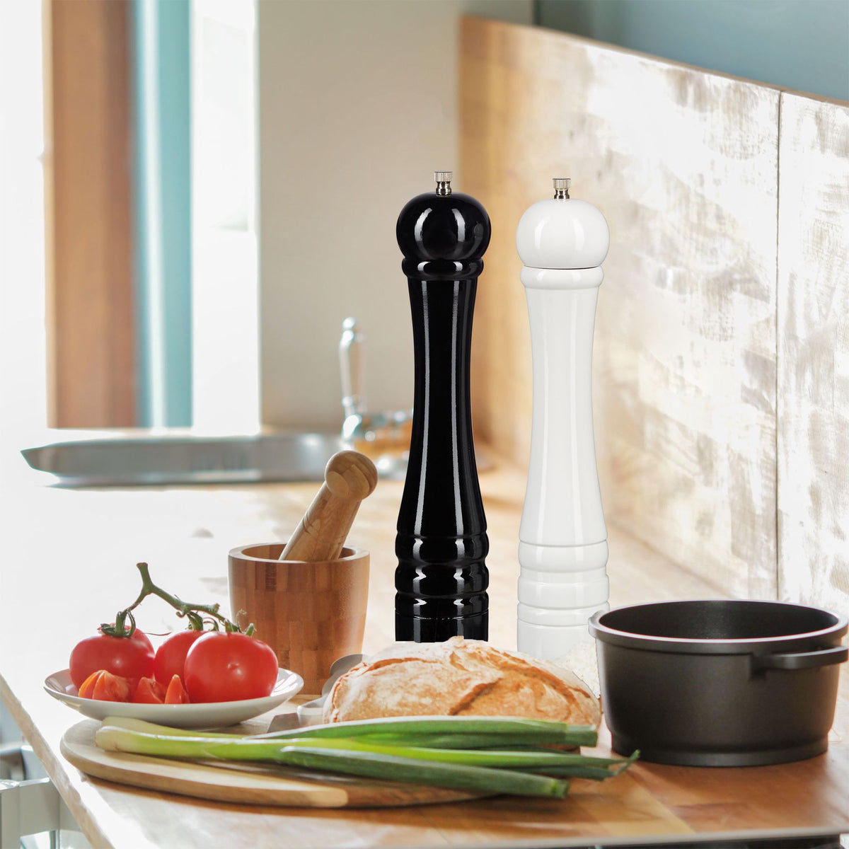 Salt and pepper mill set of two