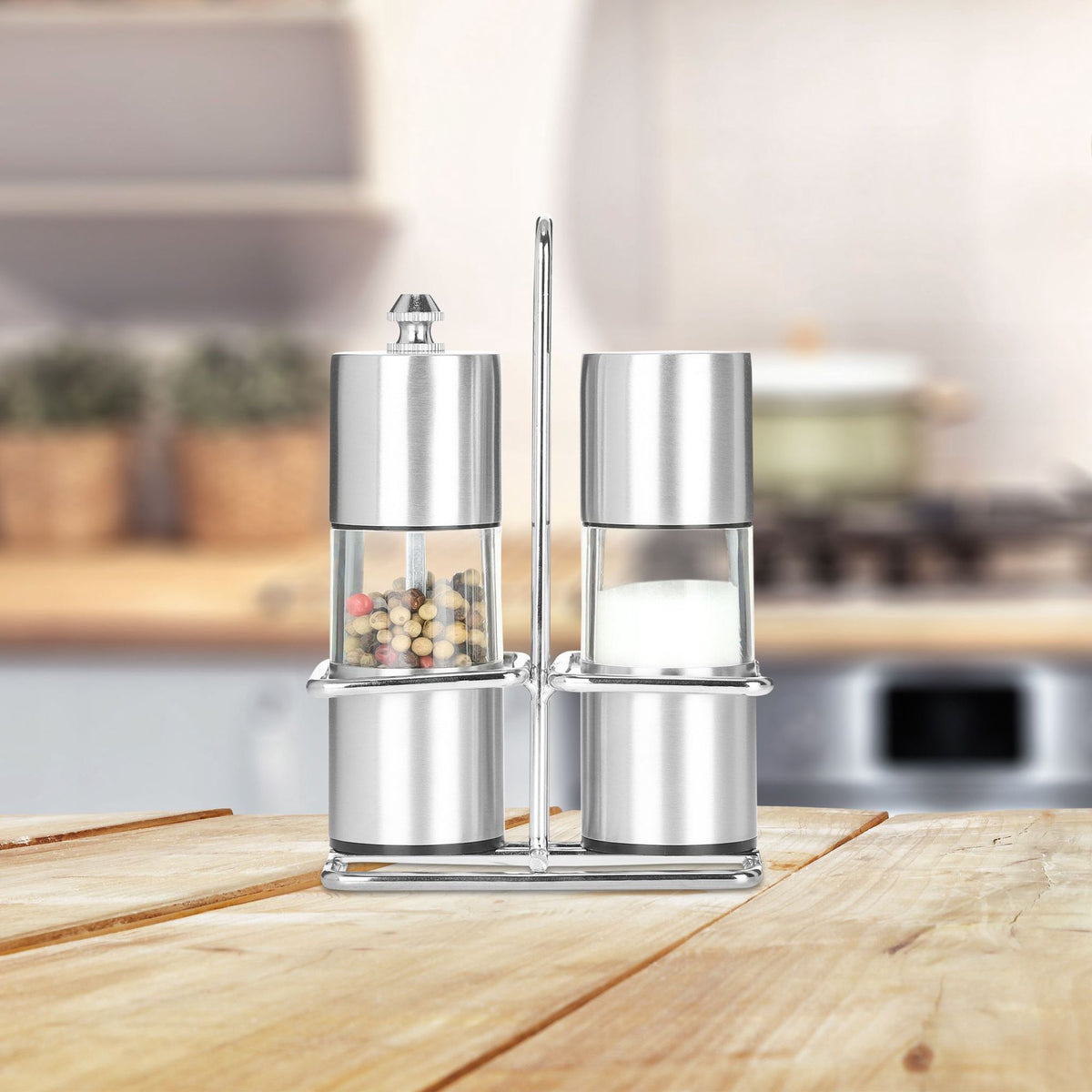 Salt shaker & pepper mill in set