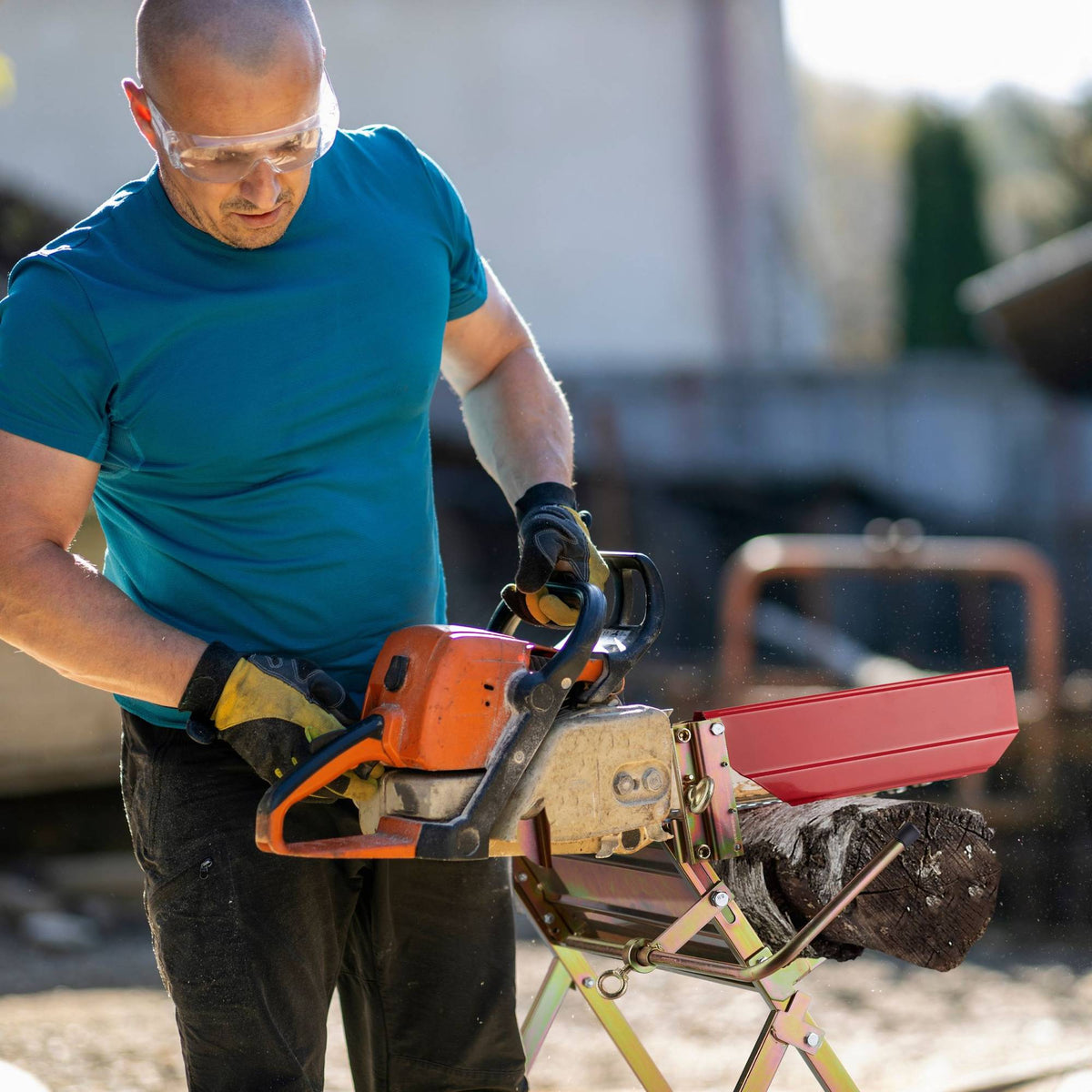Saw stand with chainsaw holder