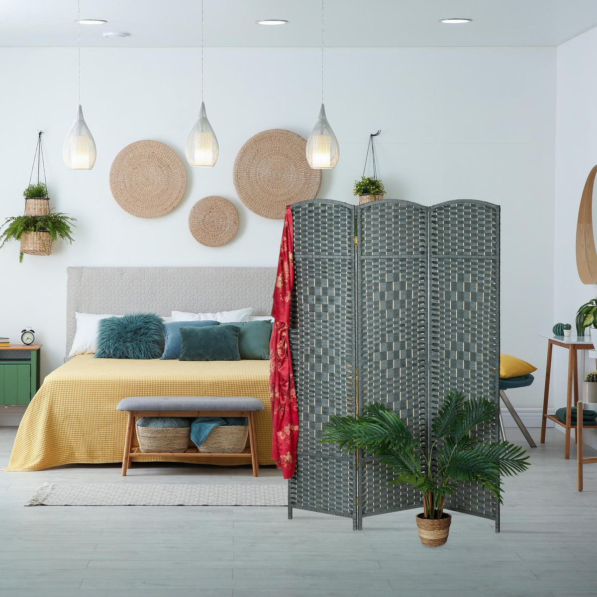 Screen wall with 3 panels