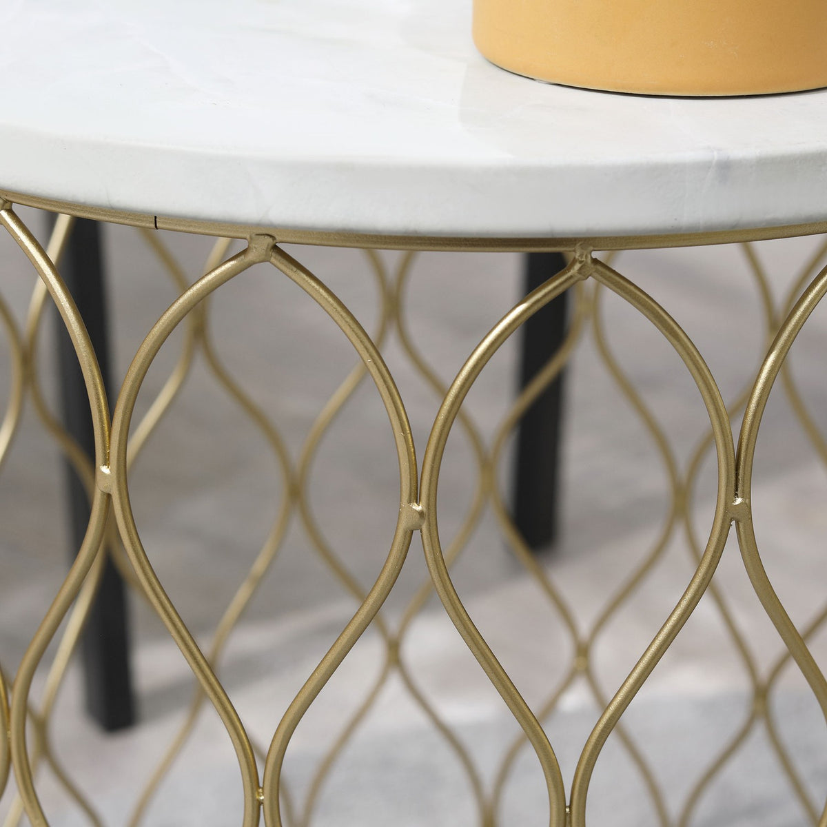 Set Of 2 Garden Table Side Tables Retro Wire Basket Design Metal Basket Garden Set Of Tables Outdoor Steel Gold + White Diameter 41 X 46 Cm