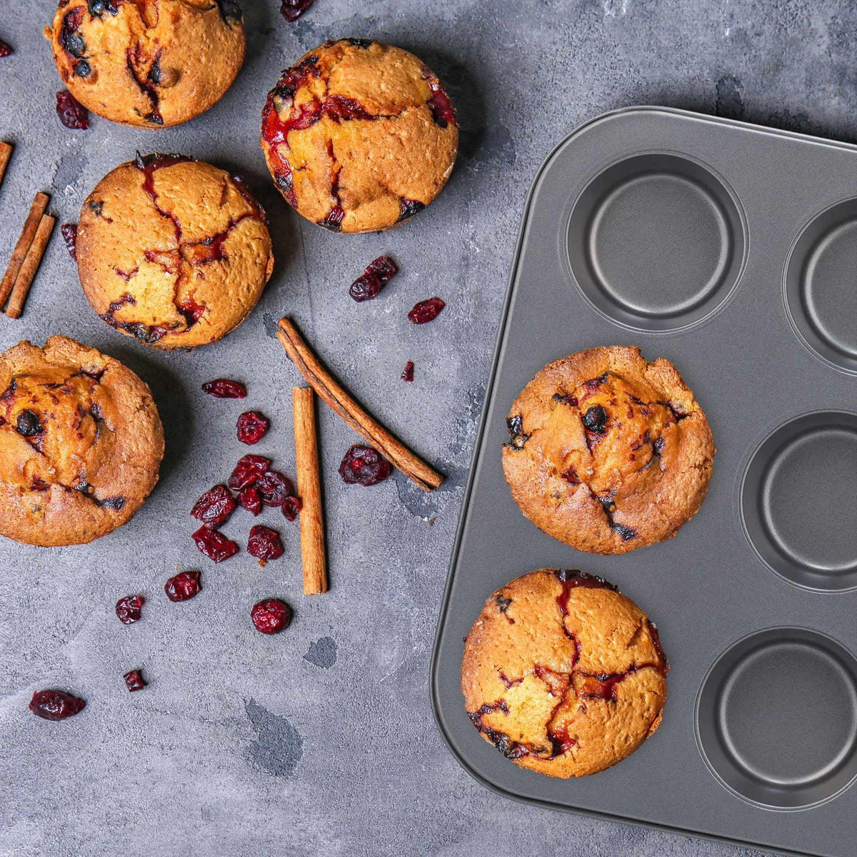 Set of 12 muffin tins in a set of 2