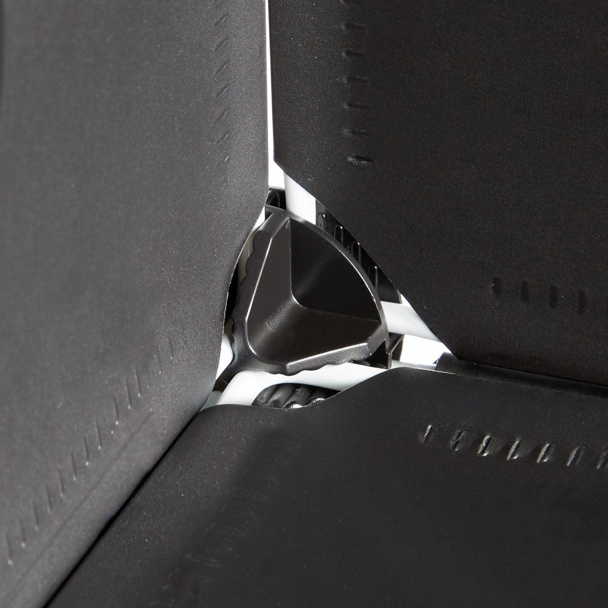 Shelf for the children's room with animal motifs