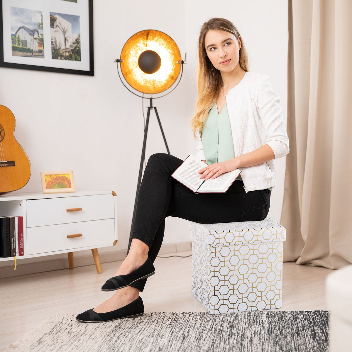 Sitting cube in white-gold