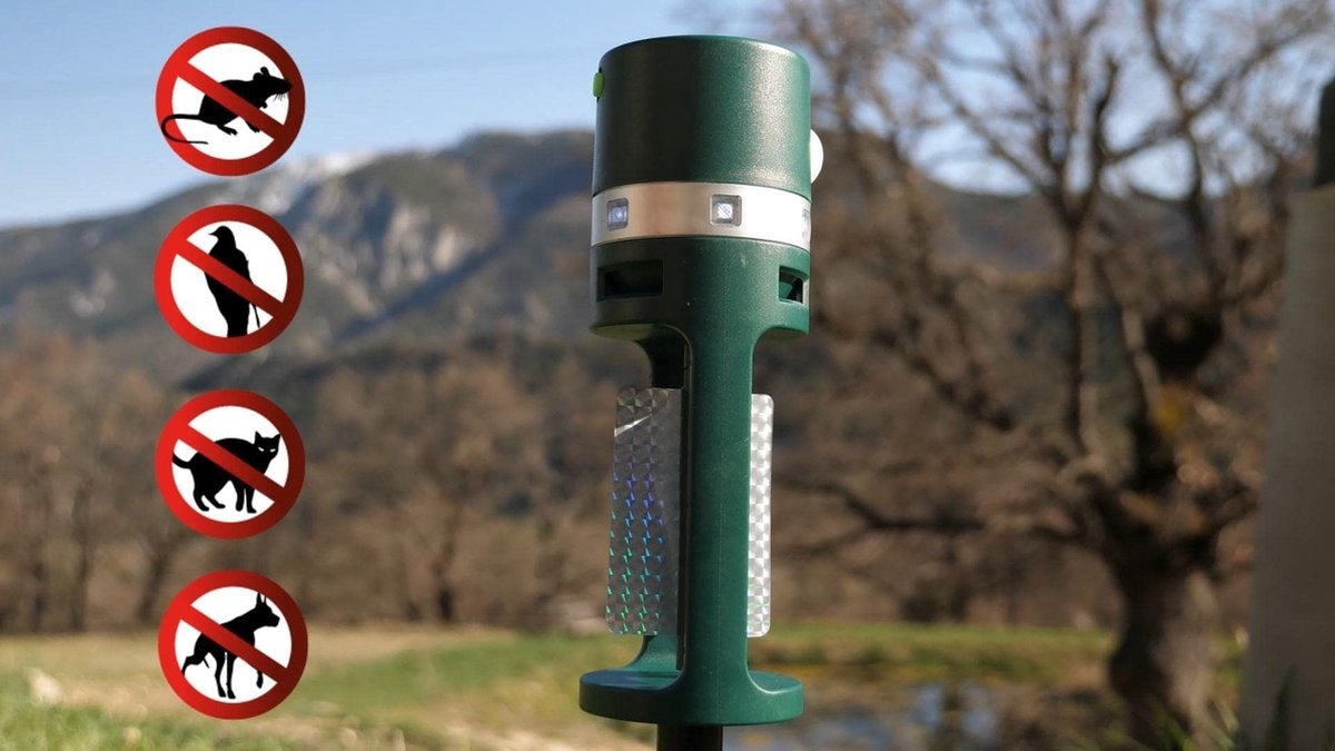 Solar-Powered Ultrasonic Animal Repeller, 50m² Coverage