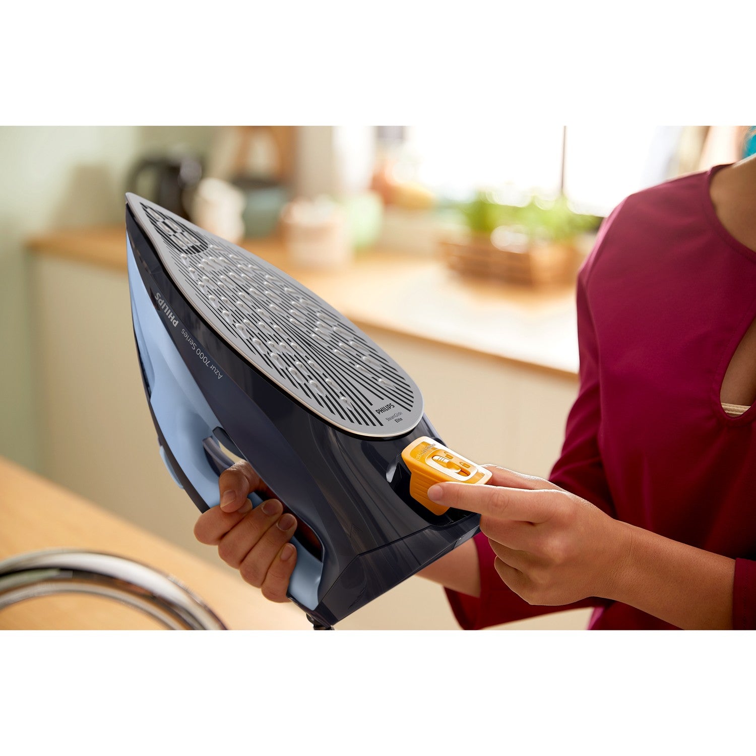 Steam iron DST7041/21 7000 Series Steamglide Elite soleplate