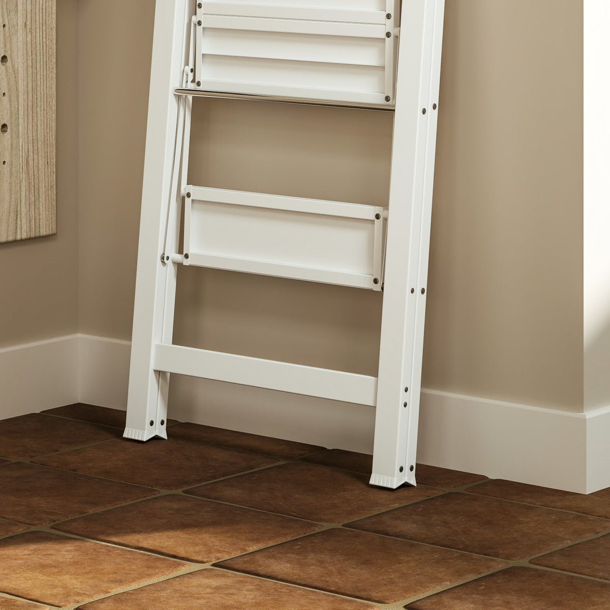 Step ladder with 3 steps, anti-slip folding step with handle, loads up to 150 kg, lightweight aluminum ladder, 41.5 x 49.7 x 82.6 cm, white