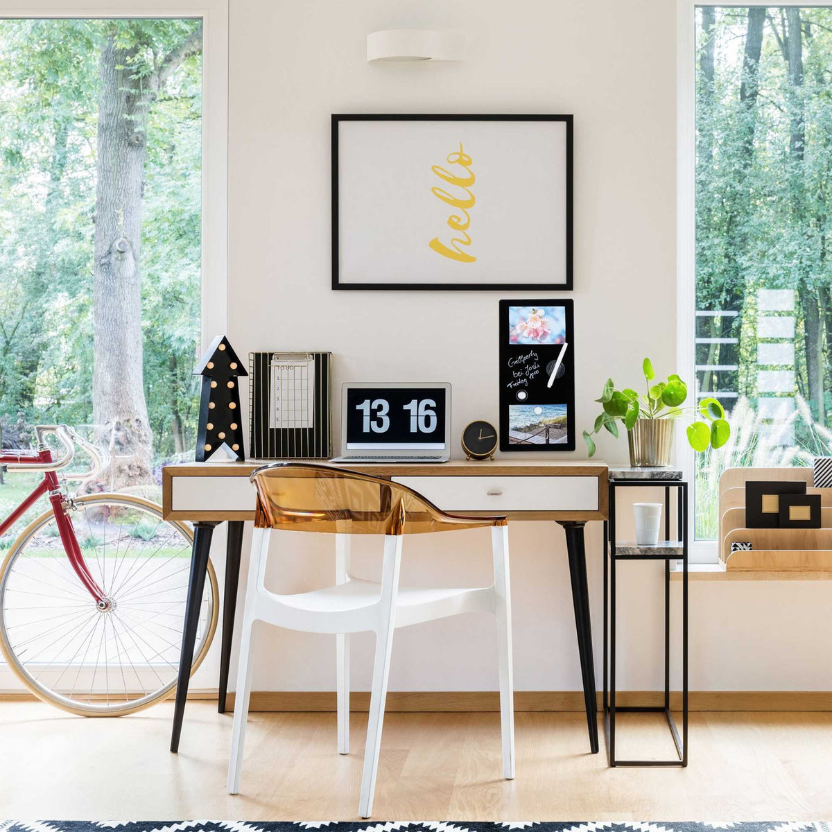 Stylish magnetic glass wall with accessories