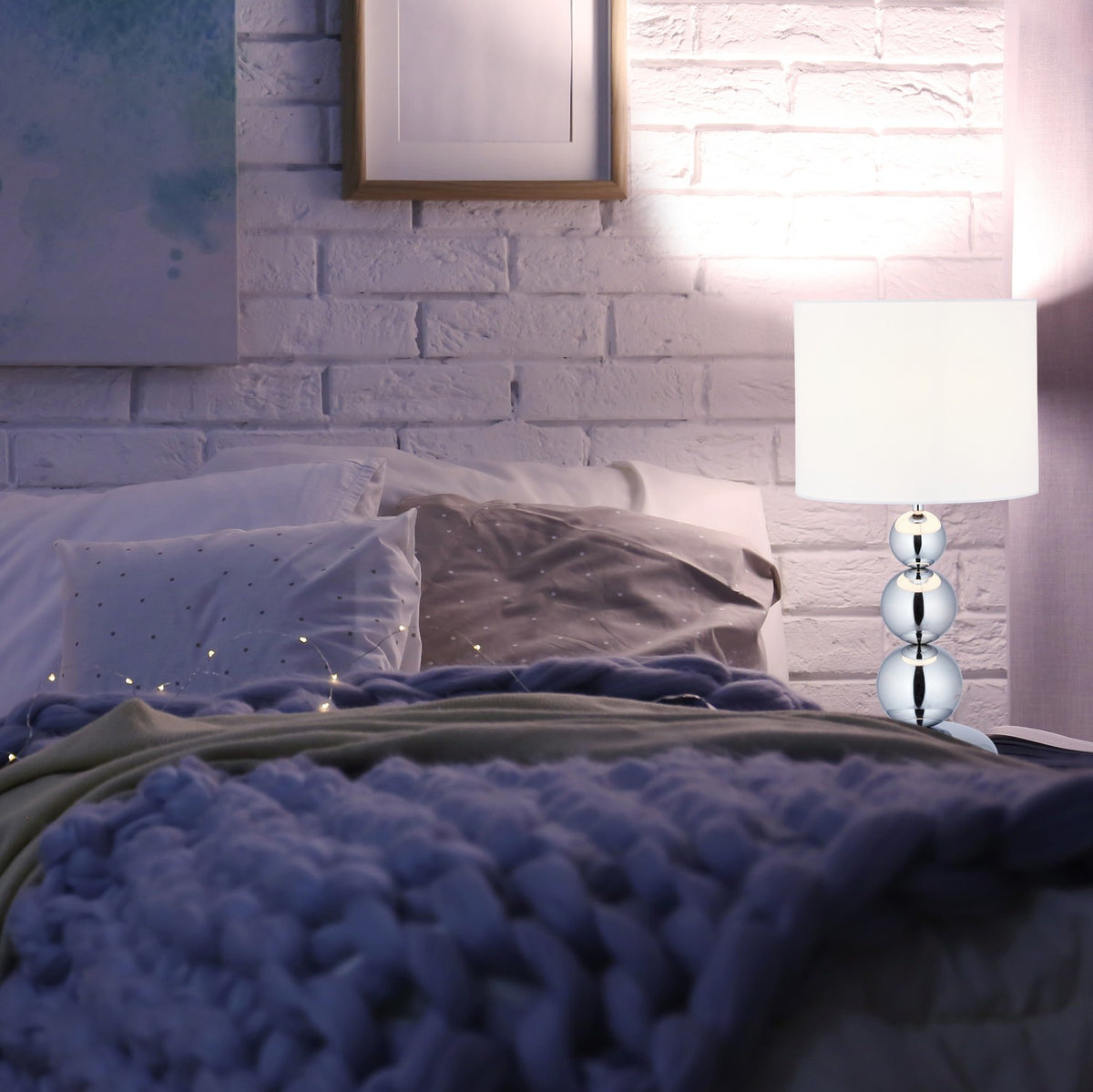 Table lamp with balls silver