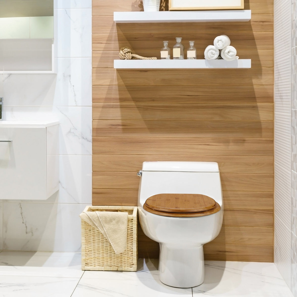 Toilet lid with soft-closing mechanism