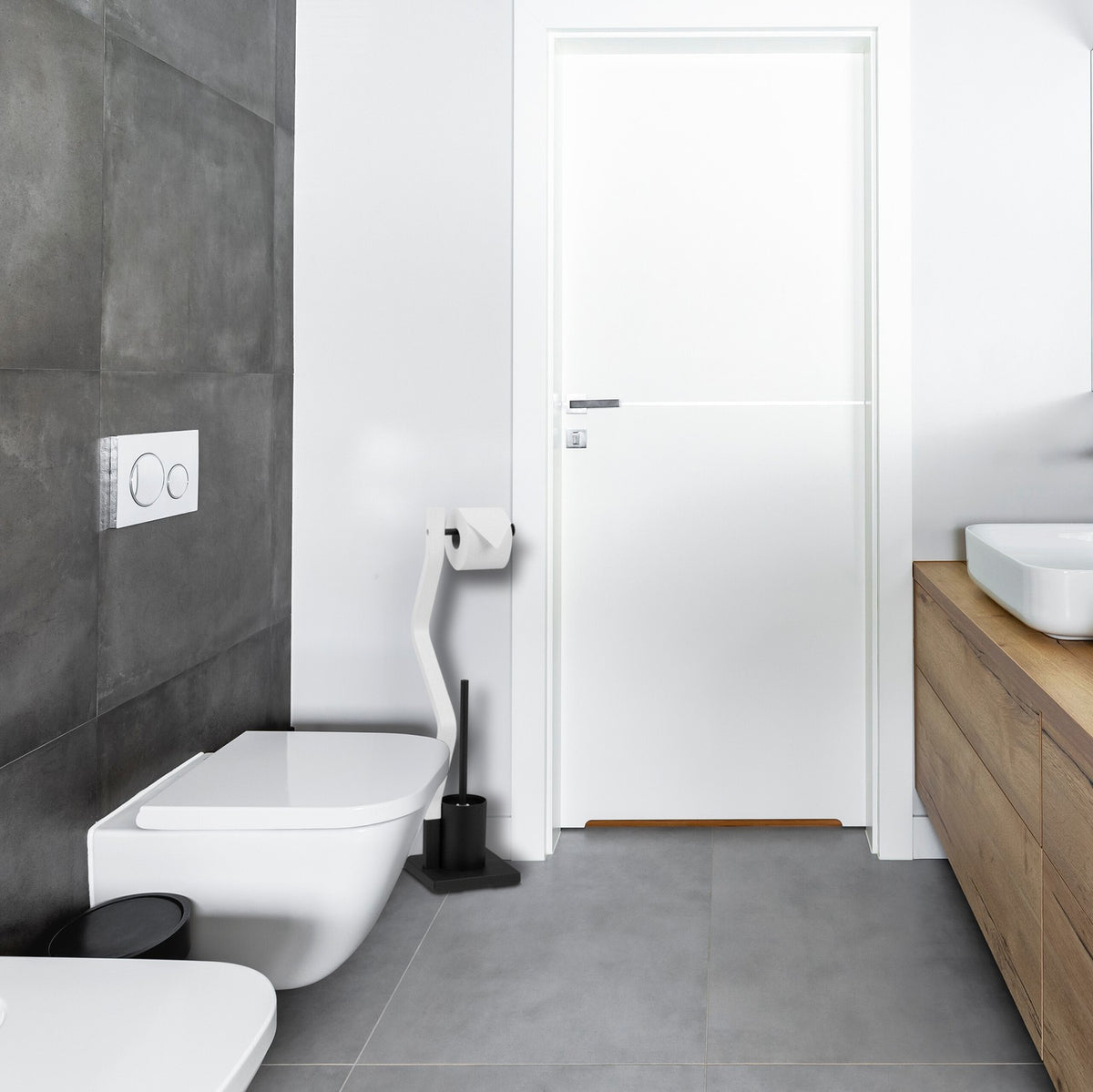 WC chair black/white