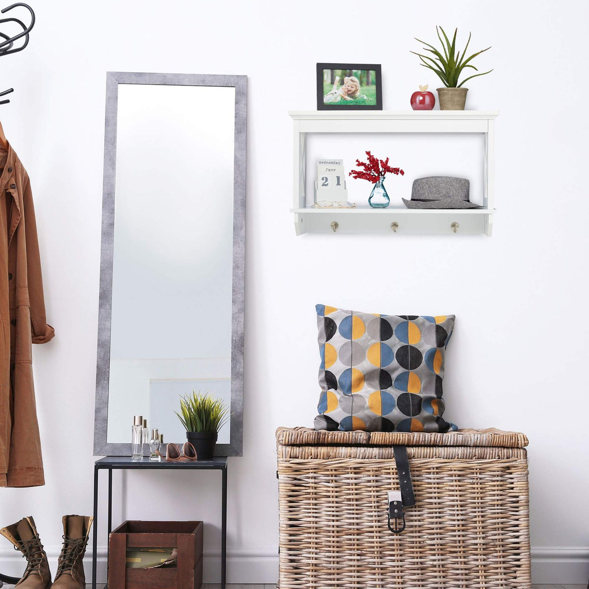 Wall shelf with 3 hooks