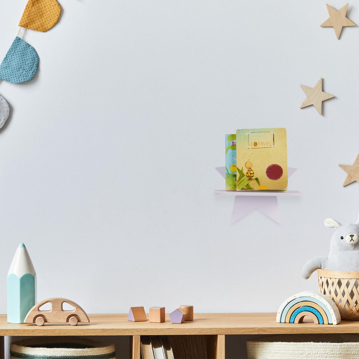 Wall shelf with stars for the children's room