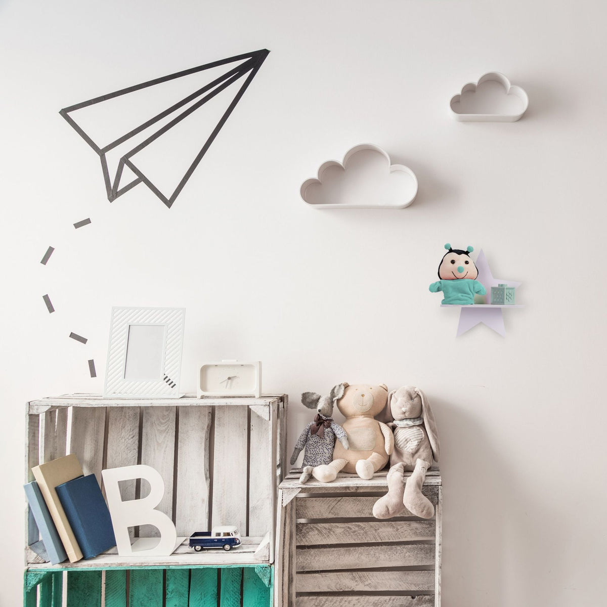 Wall shelf with stars for the children's room